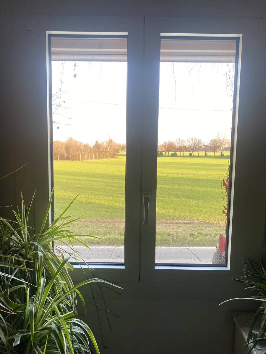 Finestra in alluminio a taglio termico installata da IS Metal srl a Teramo — vista interna con luce naturale e veduta verde