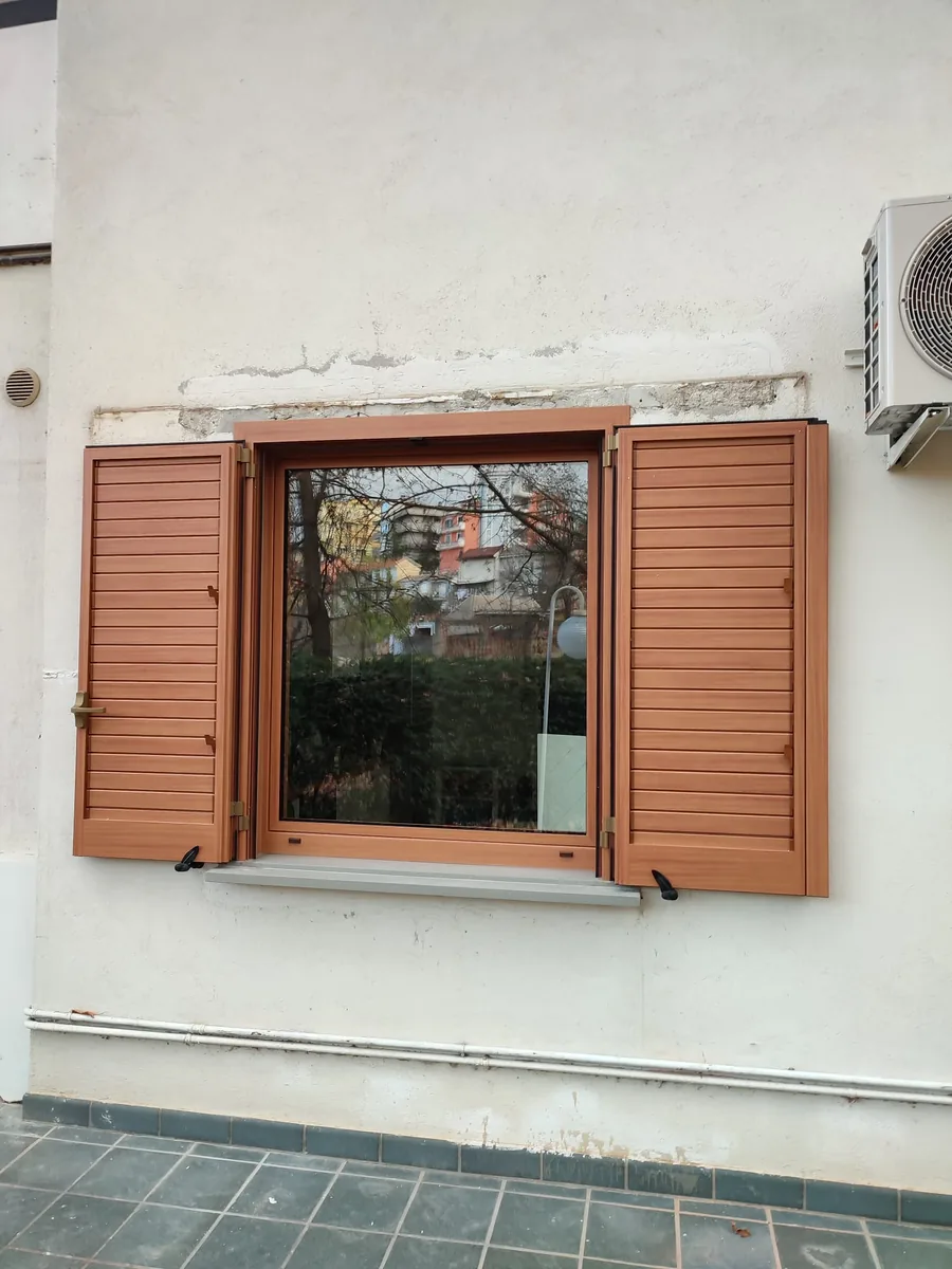Finestra con persiane in alluminio finitura effetto legno montate su abitazione — IS Metal srl Teramo