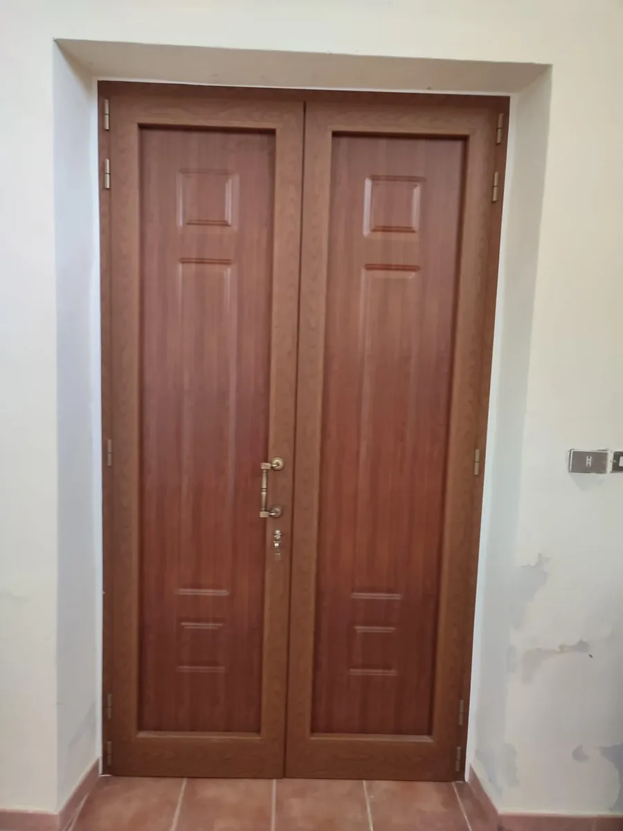 Porta doppia da ingresso in legno classico con pannelli — installata da IS Metal srl a Teramo