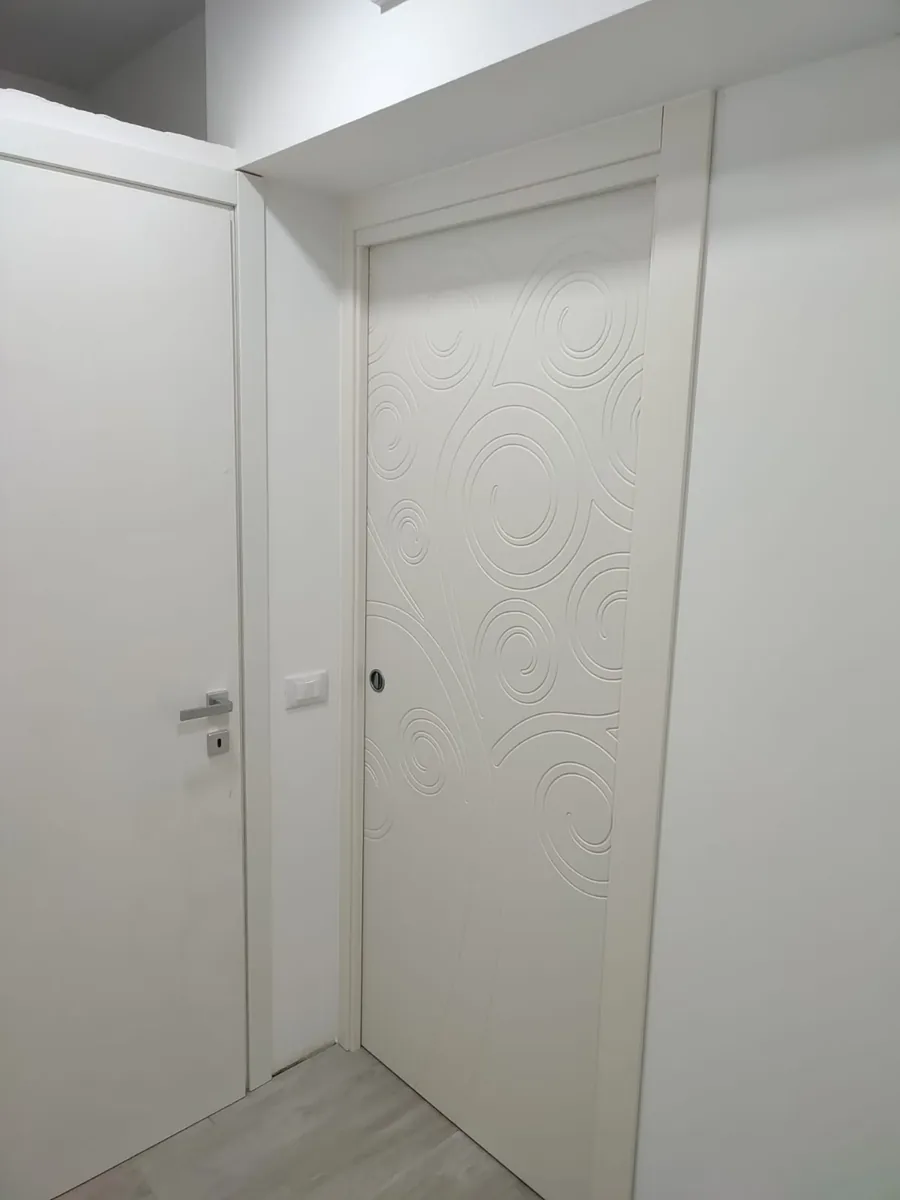Porta interna laccata bianca con fregio decorativo circolare — installazione IS Metal srl Teramo